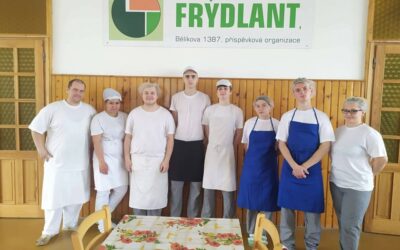 Ukrajinští uprchlíci společně s žáky školy vařili oběd ve školní jídelně