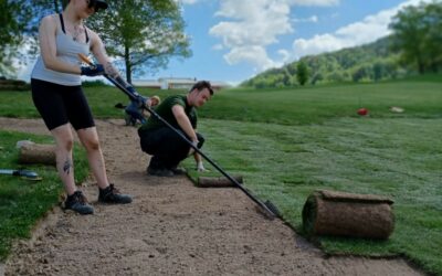 Žáci se věnují údržbě golfového hřiště, sekání trávy a hraní golfu
