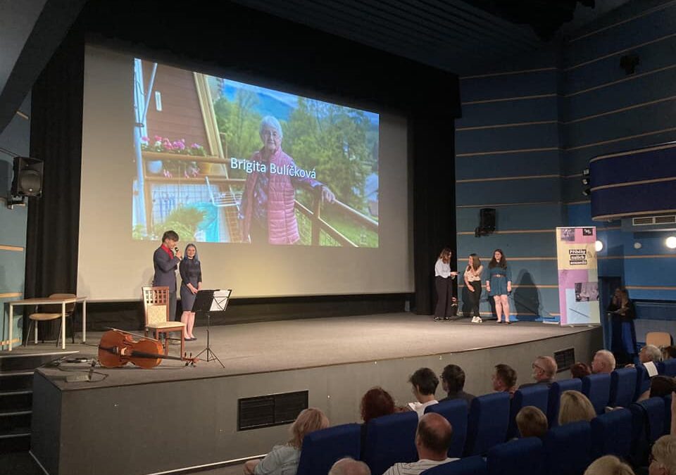 V městském kině ve Frýdlantě proběhla v úterý 6. června závěrečná prezentace týmů základních a středních škol projektu Příběhy našich sousedů společnosti Post Bellum.