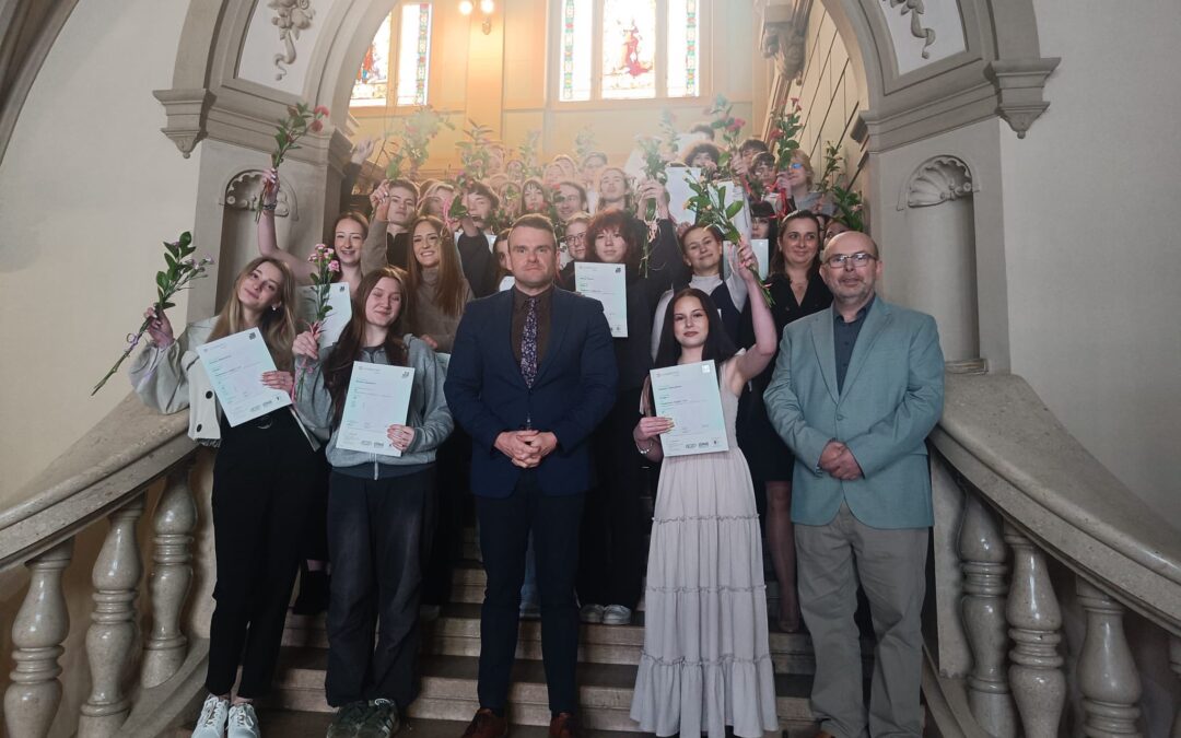 V obřadní síni frýdlantské radnice byly slavnostně předány cambridgeské certifikáty