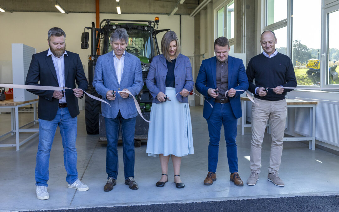 Nové dílny za 46 milionů korun jsou otevřeny. Lesnické a dřevozpracující obory získaly moderní zázemí.